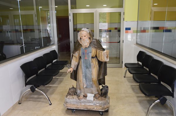 Sant Antoni Abat, a l'entrada de la rectoria de l'església de Picanya, esperant per ser transportat | © Xavier Pete