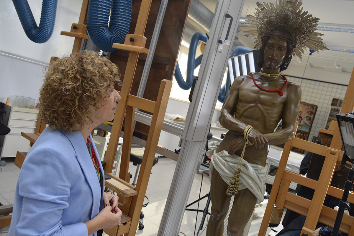 L'Ecce Homo, al costat de Gemma Contreras, directora de l'Institut Valencià de Conservació, Restauració i Investigació (IVCR+i) | © Xavier Pete