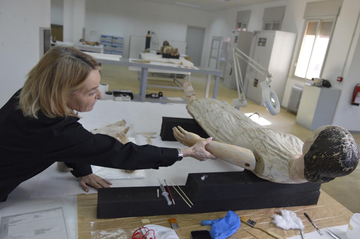 Una de les talles intervingudes, amb Fanny Sarrió, cap de secció de pintura de cavallet i escultura policromada del centre | © Xavier Pete