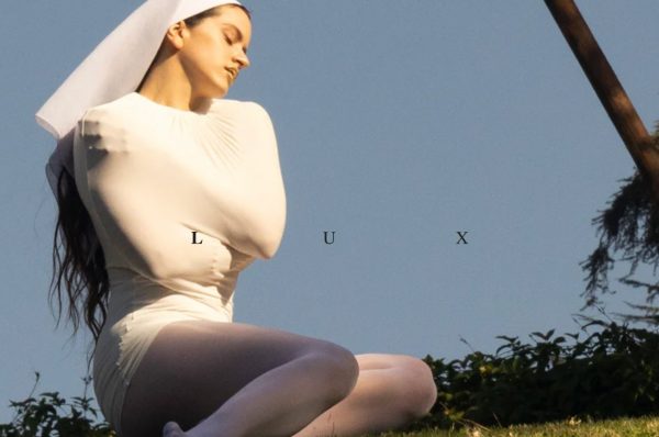 Rosalía en un moment de contemplació, on la seva música i la recerca espiritual es troben