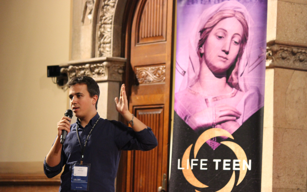Un jove comparteix el seu missatge i la seva passió amb tots els assistents a la trobada LifeTeen