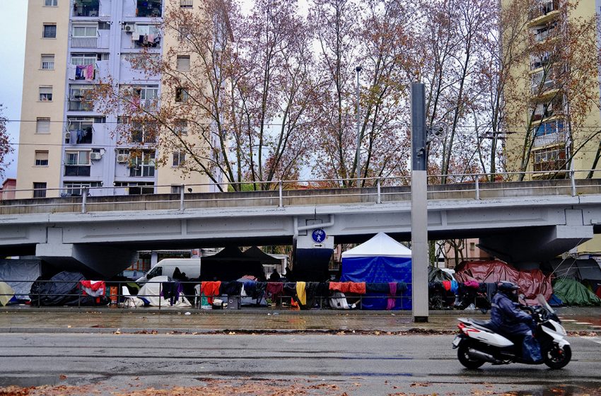  El noi sota el pont de la C-31 a Badalona