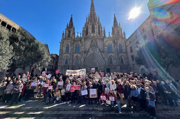 Una acció pública davant la catedral de Barcelona per reivindicar la igualtat en l’Església