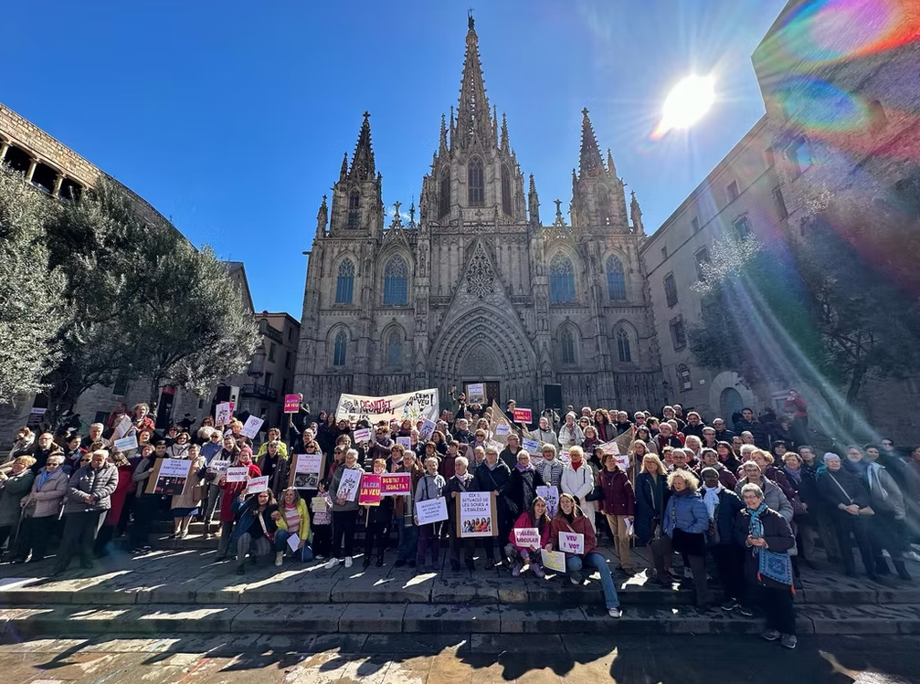 Una acció pública davant la catedral de Barcelona per reivindicar la igualtat en l’Església