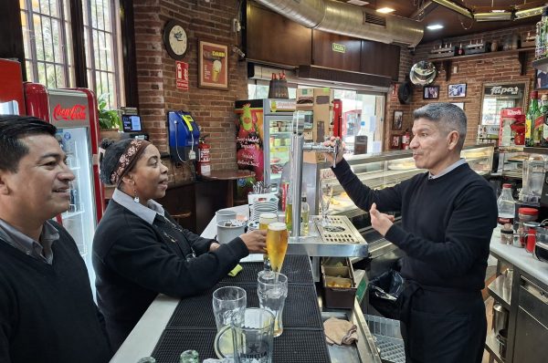 Tres treballadors d'aquest establiment barceloní, originaris del Perú | © Agència Flama
