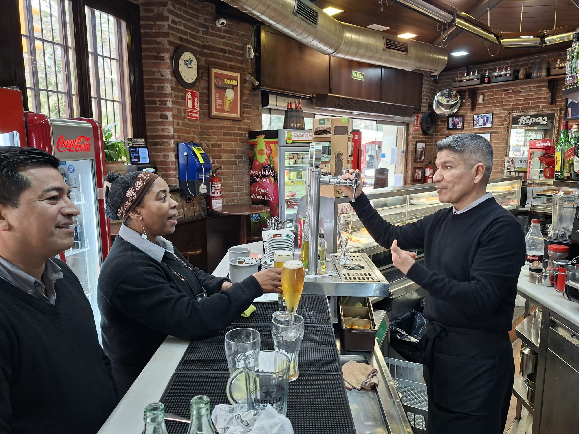 Tres treballadors d'aquest establiment barceloní, originaris del Perú | © Agència Flama