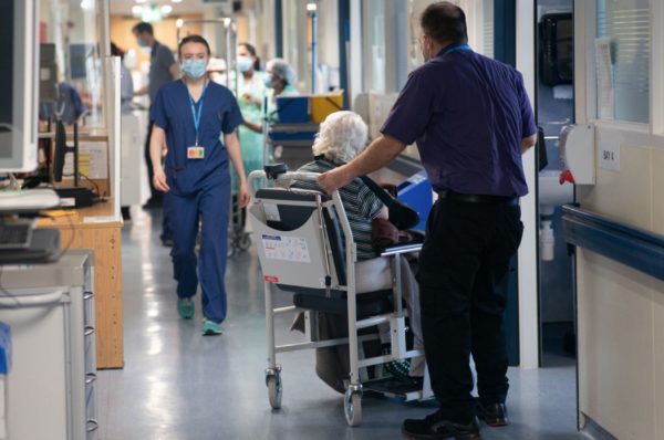 La saturació dels serveis públics és una de les conseqüències del creixement demogràfic i de la manca d’inversió en sanitat, educació i serveis socials a Catalunya