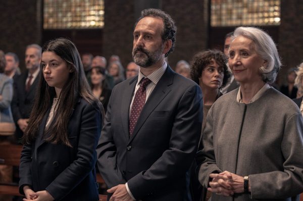 Ainara, una adolescent a punt de fer divuit anys, anuncia la seva decisió inesperada: entrar en un convent de clausura