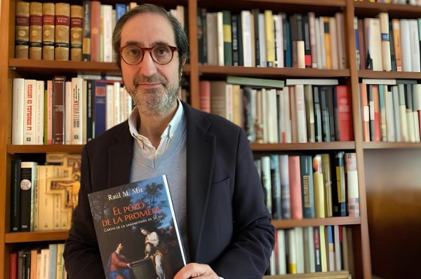 Raúl M. Mir amb el seu llibre «El pozo de la promesa» a les mans