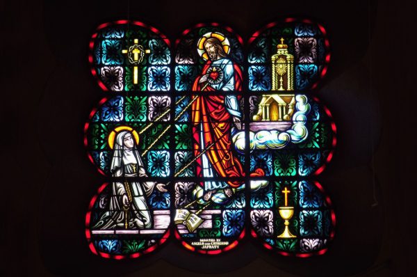 Vitrall de Santa Margarida Maria i el Sagrat Cor de Jesús | © Wikimedia Commons