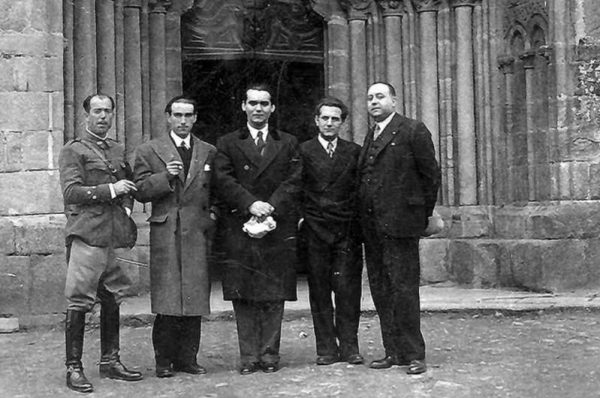 Lorca, davant de l'església de Santa María del Azogue (Betanzos, Galícia) l’any: 1932 | © Museu Casa Natal de Federico García Lorca a Fuente Vaqueros (Granada)