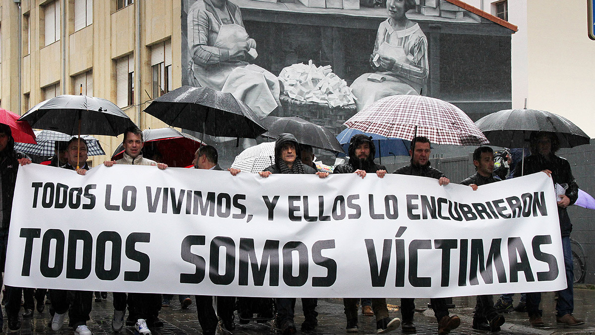 Manifestació de les víctimes d'abusos davant el Bisbat d'Astorga