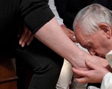 Francesc imita el gest de Jesús a l'Últim Sopar en una presó romana durant el Dijous Sant