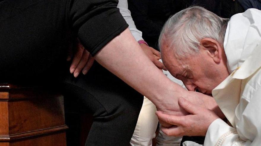 Francesc imita el gest de Jesús a l'Últim Sopar en una presó romana durant el Dijous Sant