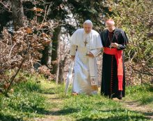 Hopkins (Benet XVI) i Pryce (Francesc) a la pel·lícula "Els dos Papes" - Netflix