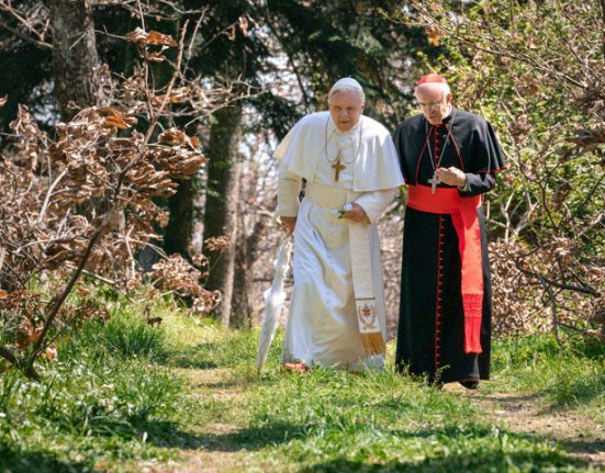 Hopkins (Benet XVI) i Pryce (Francesc) a la pel·lícula "Els dos Papes" - Netflix