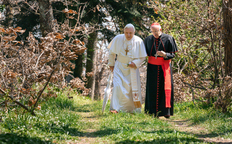 Hopkins (Benet XVI) i Pryce (Francesc) a la pel·lícula "Els dos Papes" - Netflix