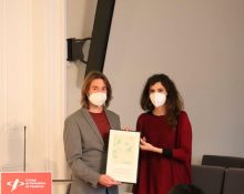 Jairo Marcos i Mª Ángeles Fernández recollint el XV Premi Memorial Joan Gomis de Periodisme Solidari