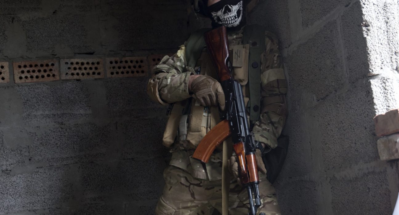 Un soldat ucraïnès durant una batalla - Whitney Hughes - Wikimedia Commons