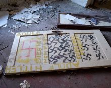 Pintades nazis en un espai en ruïnes - Kamil Czaiński - Wikimedia Commons