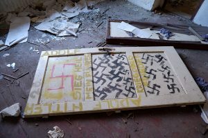 Pintades nazis en un espai en ruïnes - Kamil Czaiński - Wikimedia Commons