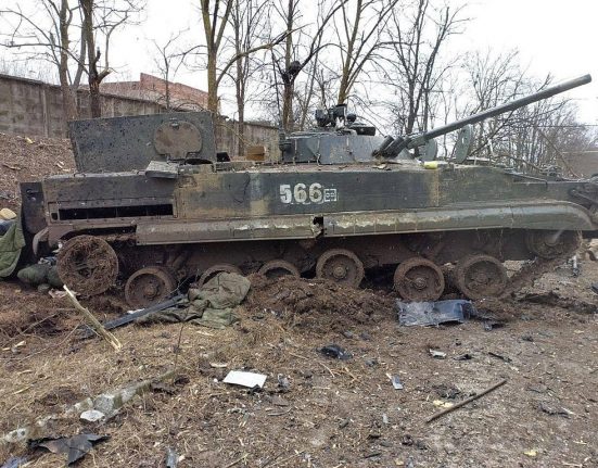 Tanc rus destruït a Mariúpol, Ucraïna - Wikimedia Commons