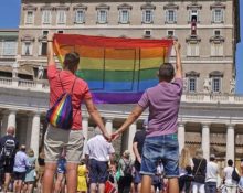 Una parella homosexual a la plaça de Sant Pere - Religión digital