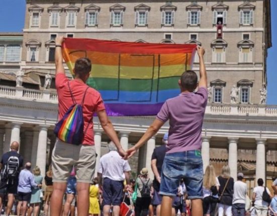 Una parella homosexual a la plaça de Sant Pere - Religión digital