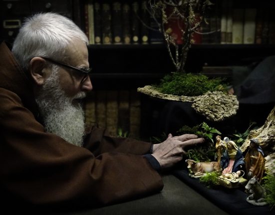 Fra Valentí fent pessebre - Norbertfoto