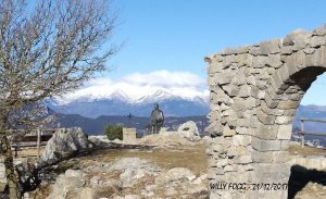 Escultura a Mossèn Cinto Verdaguer a les immediacions del santuari