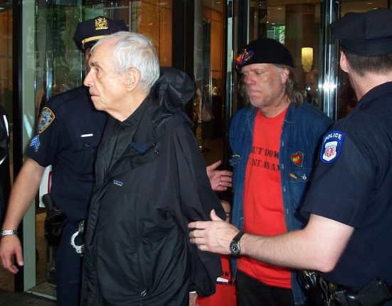 Daniel Berrigan va ser un dels fugitius més buscats per l'FBI - Thomas Good Next Left Notes