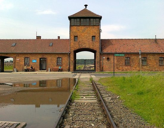 Façana principal del camp de concentració d'Auschwitz. - Wikimedia Commons