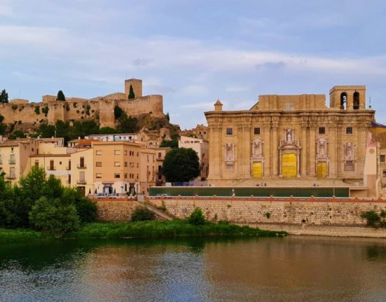 Catedral de Tortosa des de l'altra banda del riu Ebre