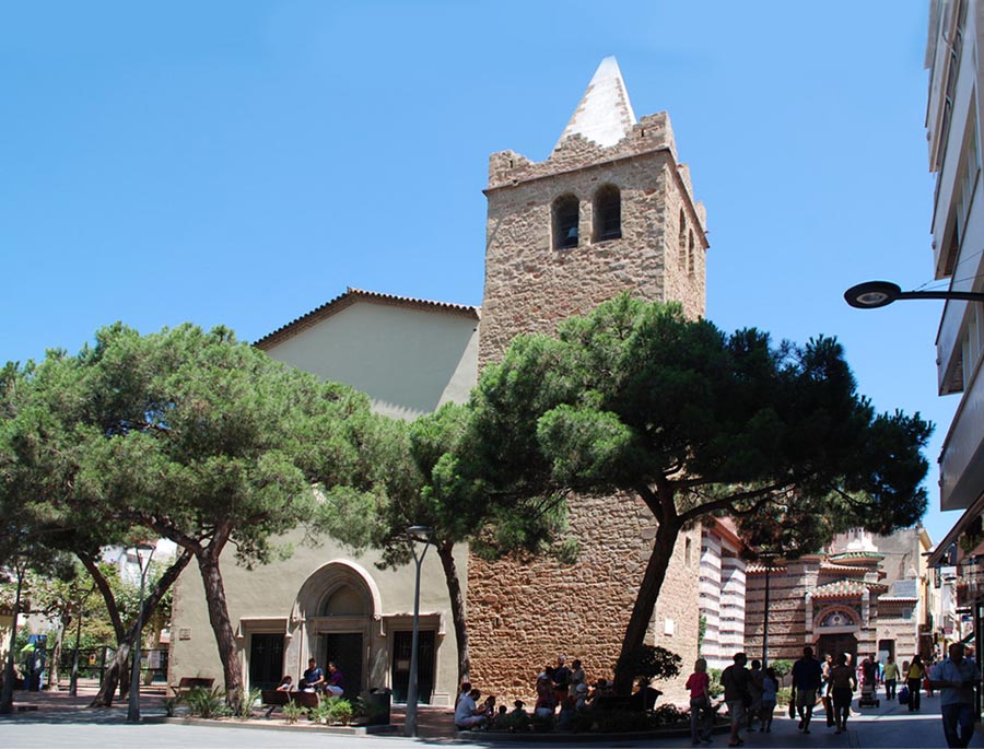 Façana principal de l'església de Sant Romà - Ajuntament de Lloret de Mar