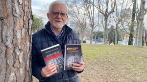 Vicenç Lozano, amb les versions catalana i castellana de 'Vaticangate'