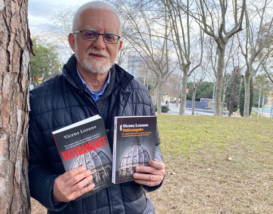 Vicenç Lozano, amb les versions catalana i castellana de 'Vaticangate'