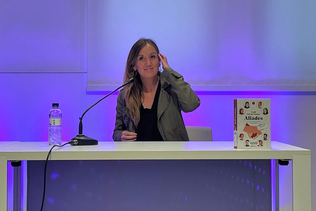 Txell Feixas durant una presentació del llibre Aliades | @MariaRosaFerre