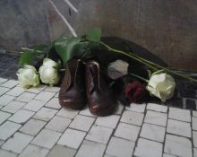 Roses i sabates sota el bust de Sophie Scholl