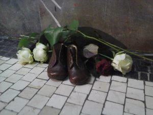Roses i sabates sota el bust de Sophie Scholl