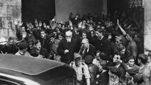 Unamuno, a la sortida del paranimf de la Universitat de Salamanca
