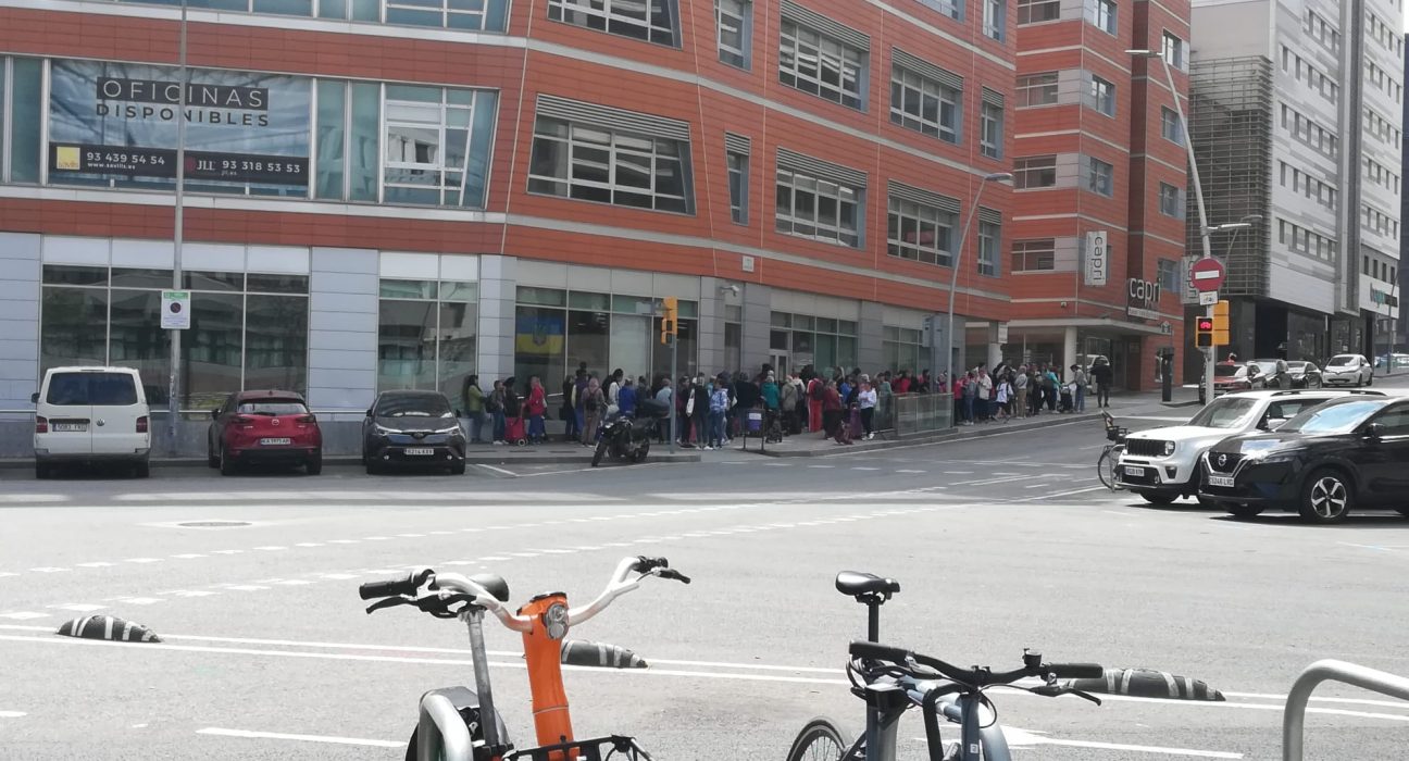 Centre de repartiment de roba i alimentació situat al carrer Sancho de Ávila per a les persones ucraïneses