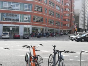 Centre de repartiment de roba i alimentació situat al carrer Sancho de Ávila per a les persones ucraïneses