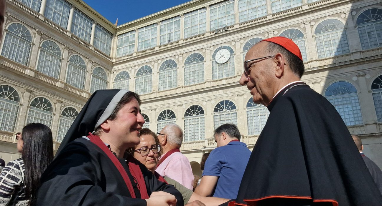 La monja benedictina Natàlia Aldana amb el cardenal Joan Josep Omella al pati de Sant Damas el passat 7 d'octubre