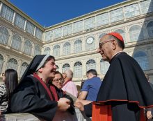La monja benedictina Natàlia Aldana amb el cardenal Joan Josep Omella al pati de Sant Damas el passat 7 d'octubre
