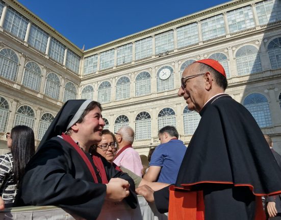 La monja benedictina Natàlia Aldana amb el cardenal Joan Josep Omella al pati de Sant Damas el passat 7 d'octubre