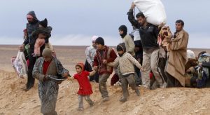 Famílies d'emigrants creuant el desert | © Sant Egidio