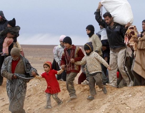 Famílies d'emigrants creuant el desert | © Sant Egidio