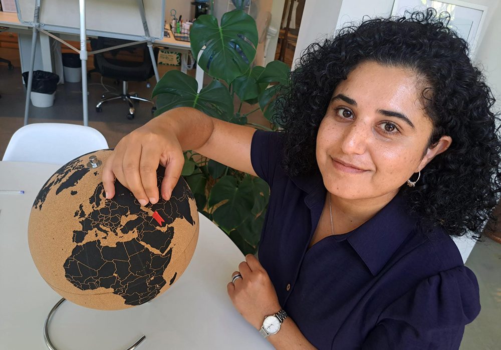 Hanan Jasim Khammas, durant la sessió fotogràfica a la casa Arimon, de Sabadell | © Plàcid Garcia-Planas