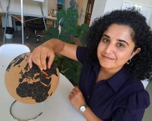 Hanan Jasim Khammas, durant la sessió fotogràfica a la casa Arimon, de Sabadell | © Plàcid Garcia-Planas