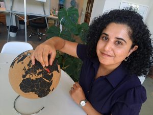 Hanan Jasim Khammas, durant la sessió fotogràfica a la casa Arimon, de Sabadell | © Plàcid Garcia-Planas